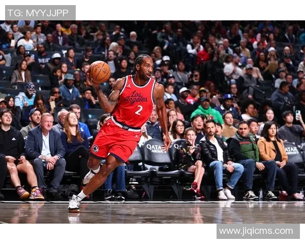 震撼全场！莱昂纳德在比赛中遭遇瓦尔戈强行切球